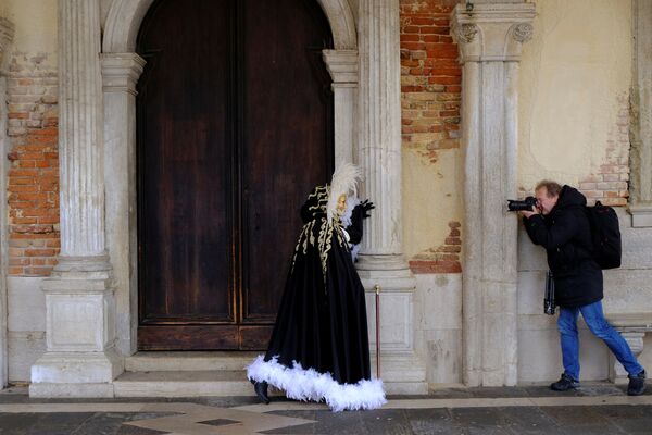 Maske i gondole: Ekstravagancija devet vekova starog karnevala u Veneciji - Sputnik Srbija