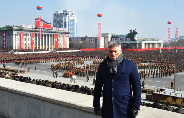 Новинар Мирослав Лазански на паради у Пјонгјангу, Северна Кореја Новинар Мирослав Лазански на паради у Пјонгјангу, Северна Кореја - Sputnik Србија