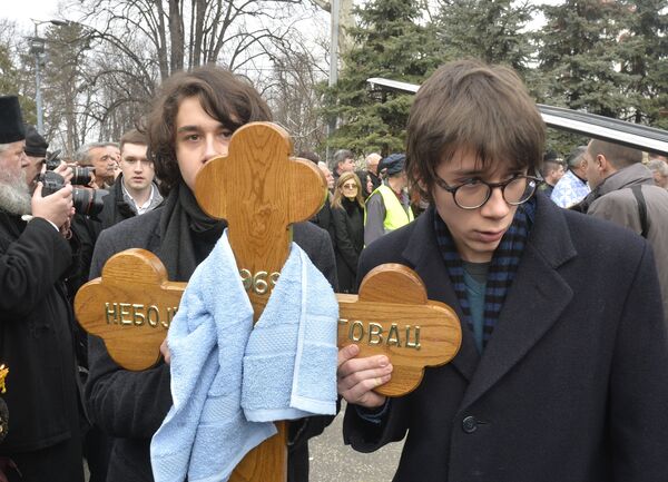 Sinovi glumca Nebojše Glogovca na sahrani svog oca - Sputnik Srbija