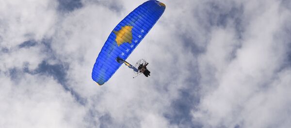 Падобран са заставом такозване државе Косово поводом 10-годишњице једностраног проглашења независности Падобран са заставом такозване државе Косово поводом 10-годишњице једностраног проглашења независности - Sputnik Србија