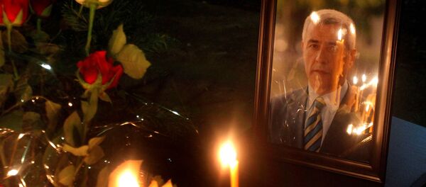 Portret ubijenog srpskog političara Olivera Ivanovića i zapaljene sveće - Sputnik Srbija