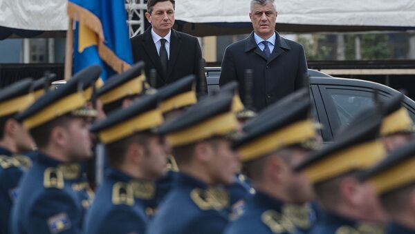 Počasna garda u Prištini ispred predsednika Slovenije Boruta Pahora i Hašima Tačija. - Sputnik Srbija