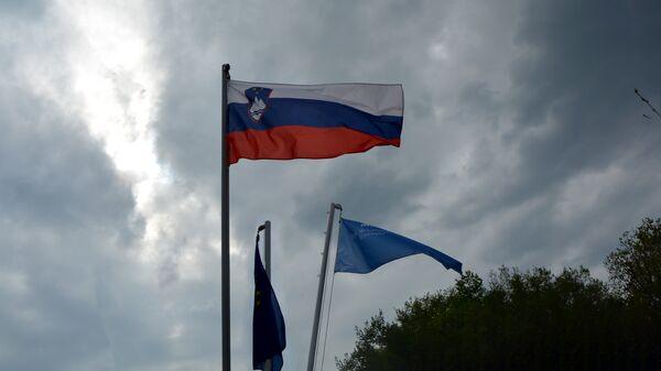 Zastave Slovenije i EU  - Sputnik Srbija