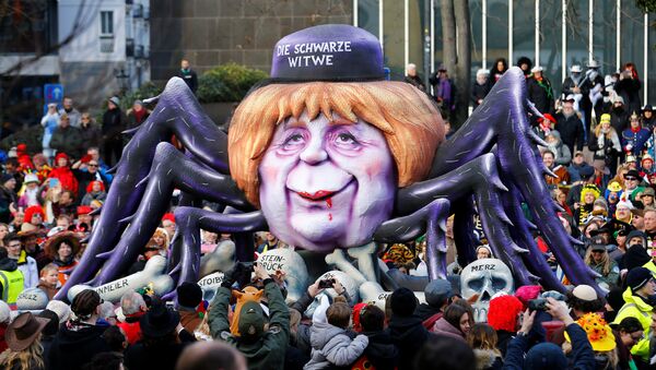 Карневалска маскота приказује намачку канцеларку Анегелу Меркел као црну удовицу у Диселдофру - Sputnik Србија