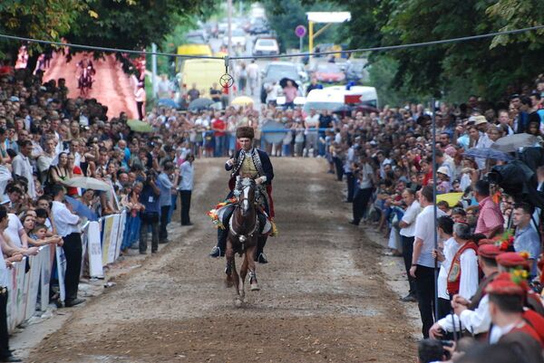 Сињска алка - витешка игра у знак сећања на победу Срба над Турцима у Цетињској крајини, обичај је у Унеску заштићен као хрватско наслеђе. Сињска алка - витешка игра у знак сећања на победу Срба над Турцима у Цетињској крајини, обичај је у Унеску заштићен као хрватско наслеђе. - Sputnik Србија