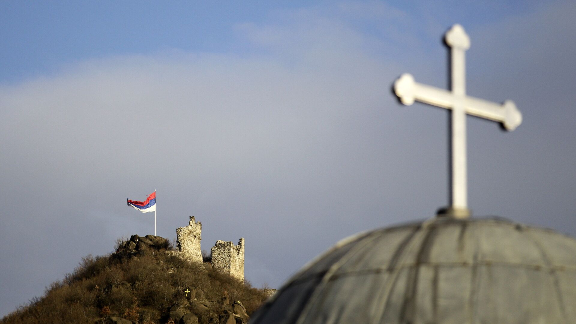 Srpska zastava pored ostataka srednjevekovnog grada i Crkva Svetog Đorđa u Severnoj Mitrovici - Sputnik Srbija, 1920, 30.08.2021