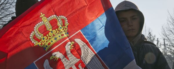 Дечак носи српску заставу - Sputnik Србија