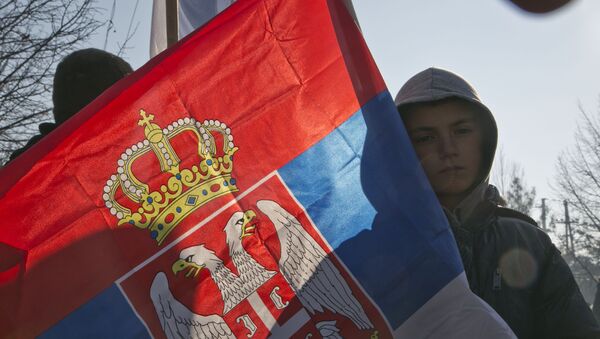 Дечак носи српску заставу у селу Грачаница - Sputnik Србија