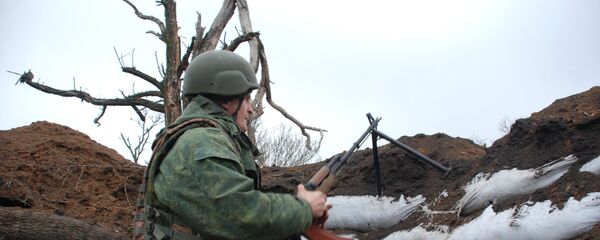 Pripadnik ustanika DNR prve čete pešadijskog bataljona 9. puka vojske DNR na prvoj liniji borbe protiv ukrajinskih oružanih snaga u selu Širokino Pripadnik ustanika DNR prve čete pešadijskog bataljona 9. puka vojske DNR na prvoj liniji borbe protiv ukrajinskih oružanih snaga u selu Širokino - Sputnik Srbija
