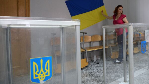 Члан изборне комисије поставља заставу уочи председничких избора у Украјини - Sputnik Србија