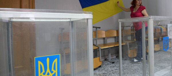 Члан изборне комисије поставља заставу уочи председничких избора у Украјини - Sputnik Србија