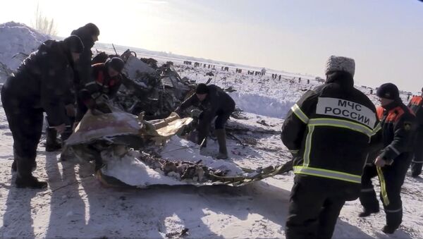 Спасиоци сакупљају делове олупине авиона Ан-148 који се срушио у Подмосковљу - Sputnik Србија