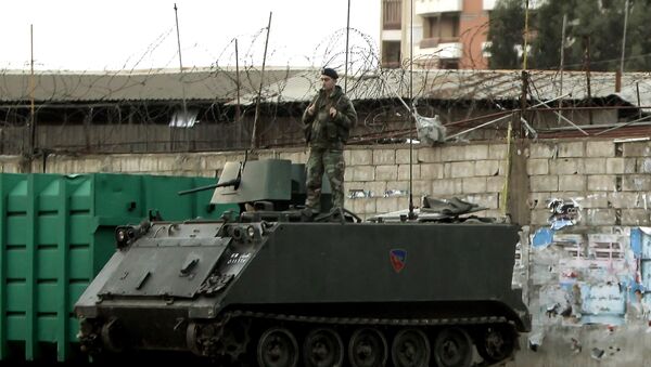 Либански војник на оклопном возилу М-113 у Бејруту - Sputnik Србија
