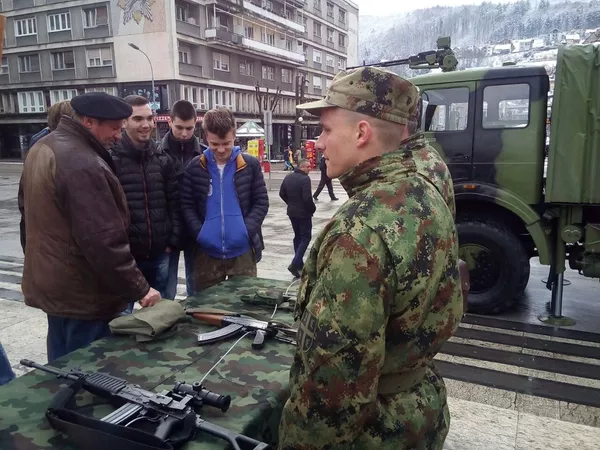 Tenkovi su primećeni i u Užicu, na glavnom trgu gde su građani razgledali naoružanje, a većim gradovima, povodom Dana državnosti, prodefilovali su vojni orkestri. Tenkovi su primećeni i u Užicu, na glavnom trgu gde su građani razgledali naoružanje, a većim gradovima, povodom Dana državnosti, prodefilovali su vojni orkestri. - Sputnik Srbija