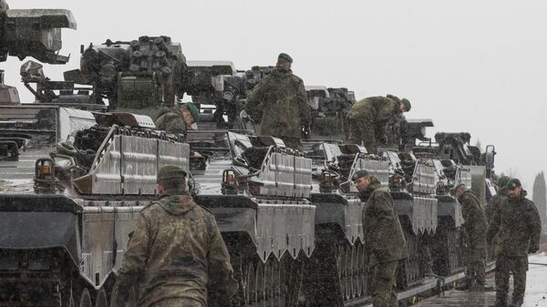 Припадници немачке војске, део НАТО контингента, истоварују војна возила у Литванији - Sputnik Србија