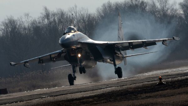 Lovac Su-35S tokom sletanja na aerodrom u Primorskom kraju - Sputnik Srbija
