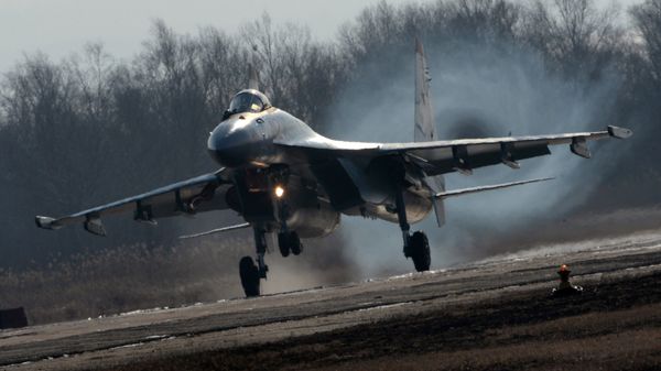 Ловац Су-35С током слетања на аеродром у Приморском крају - Sputnik Србија