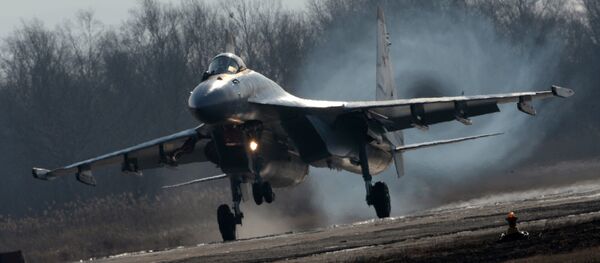 Lovac Su-35S tokom sletanja na aerodrom u Primorskom kraju - Sputnik Srbija