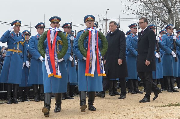 Aleksandar Vučić i Milorad Dodik polažu vence na spomenik Karađorđu povodom Dana državnosti, Orašac Aleksandar Vučić i Milorad Dodik polažu vence na spomenik Karađorđu povodom Dana državnosti, Orašac - Sputnik Srbija