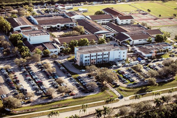 Школа у Паркленду у којој се десио масакр Школа у Паркленду у којој се десио масакр - Sputnik Србија