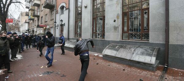 Припадници неонацистичке украјинске организације гађају јајима и камењем Руски центар науке и културе у Кијеву - Sputnik Србија