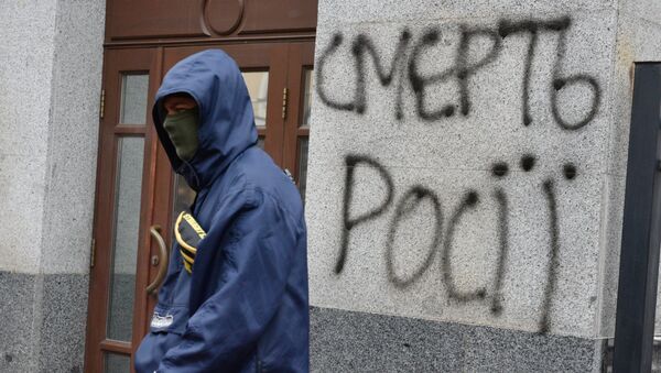 Ukrajinski ekstremista ispred zgrade Rossotrudničestva u Kijevu - Sputnik Srbija