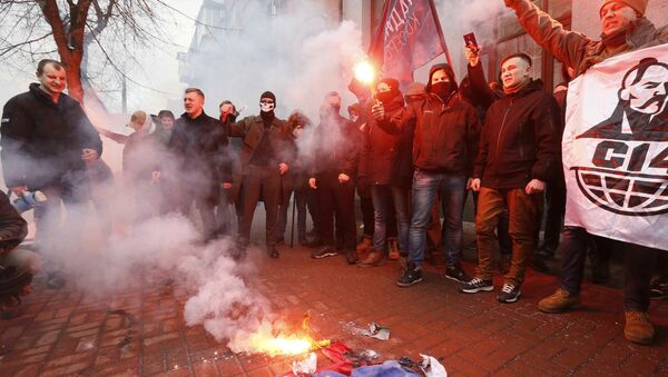 Ukrajinski ekstremisti pale ruske zastave ispred Rossotrudničestva u Kijevu - Sputnik Srbija