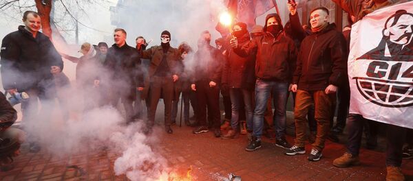 Украјински екстремисти пале руске заставе испред Россотрудничества у Кијеву Украјински екстремисти пале руске заставе испред Россотрудничества у Кијеву - Sputnik Србија