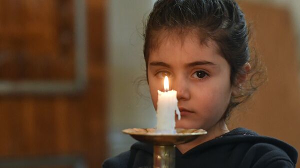 Devojčica drži sveću u crkvi u Damasku, Sirija - Sputnik Srbija