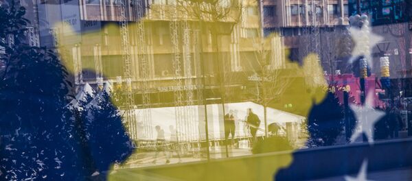 Зграде у Приштини се виде кроз заставу тзв. Косова - Sputnik Србија