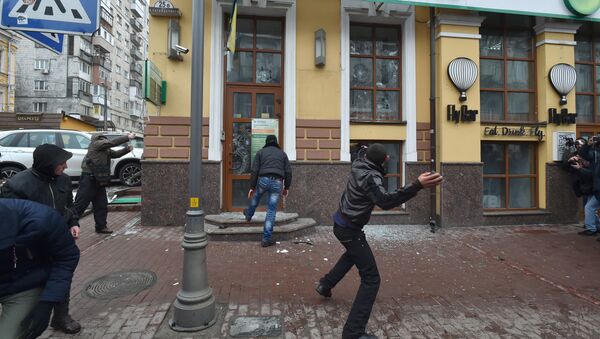 Ukrajinski nacionalisti bacaju kamenje na zgradu Zberbanke u Kijevu - Sputnik Srbija