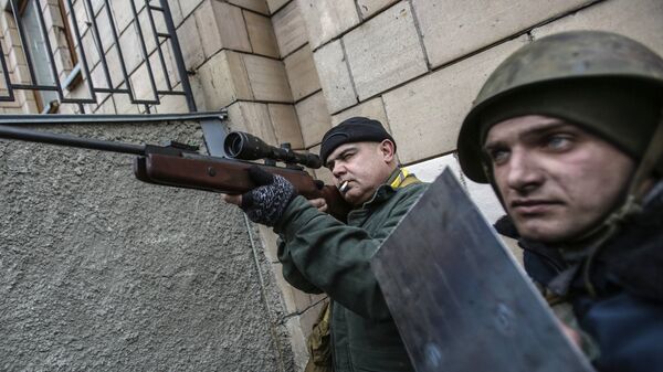 Pristalice opozicije sa oružjem na Trgu nezavisnosti (Majdanu) u Kijevu 20.2.2014. - Sputnik Srbija