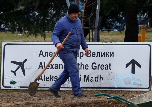 Скидање табли са натписом Александар Македонски у Македонији. - Sputnik Србија
