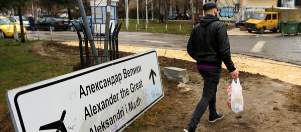 Skidanje tabli sa natpisom Aleksandar Makedonski u Makedoniji. Skidanje tabli sa natpisom Aleksandar Makedonski u Makedoniji. - Sputnik Srbija