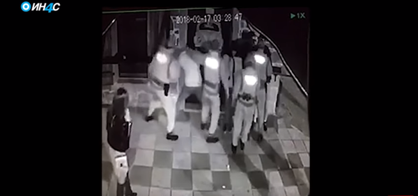 Crnogorska policija bije tinejdžere u Podgorici. - Sputnik Srbija