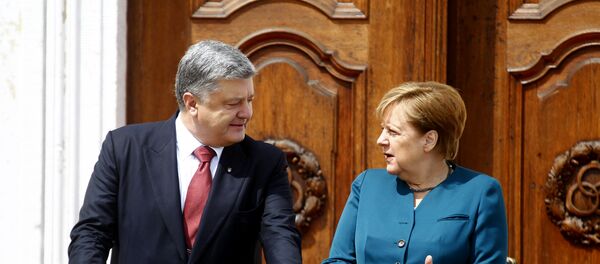 Председник Украјине Петро Порошенко и немачка канцеларка Ангела Меркел у Месебергу - Sputnik Србија