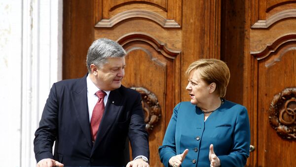 Председник Украјине Петро Порошенко и немачка канцеларка Ангела Меркел у Месебергу - Sputnik Србија