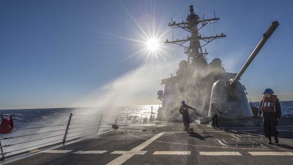 Таласи запљускују палубу америчког разарача Карни на путу за Средоземно море - Sputnik Србија