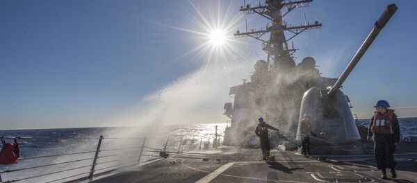 Таласи запљускују палубу америчког разарача Карни на путу за Средоземно море Таласи запљускују палубу америчког разарача Карни на путу за Средоземно море - Sputnik Србија