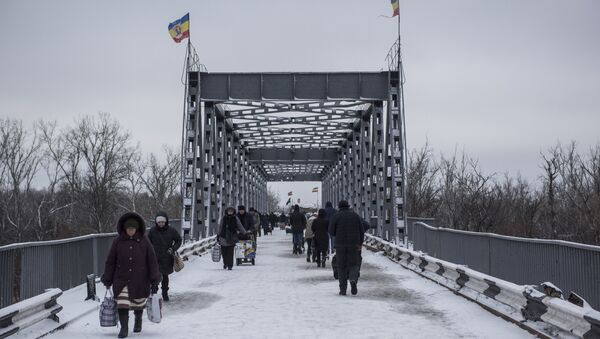 Ljudi na privremenom prelazu Stanica Luganska između Ukrajine i Luganske Narodne Republike - Sputnik Srbija