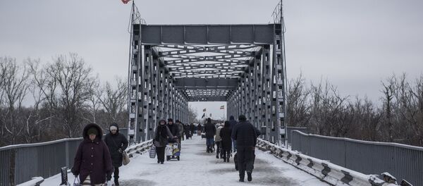 Људи на привременом прелазу Станица Луганска између Украјине и Луганске Народне Републике Људи на привременом прелазу Станица Луганска између Украјине и Луганске Народне Републике - Sputnik Србија