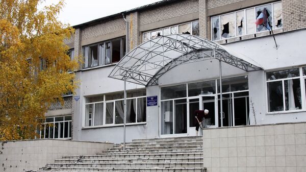 Škola u Donjecku oštećena tokom noćnog granatiranja - Sputnik Srbija