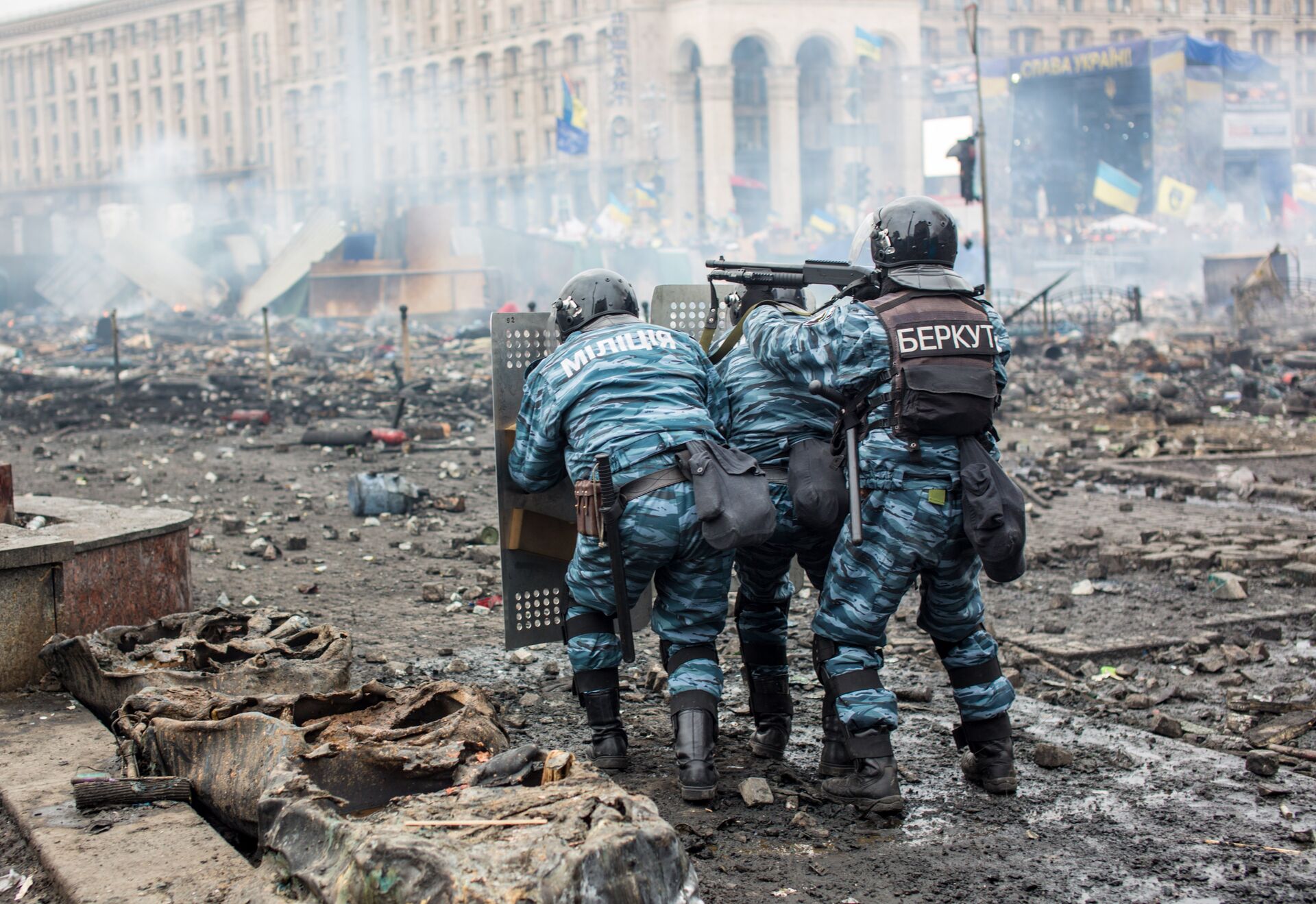 Pripadnici policije na Trgu nezavisnosti u Kijevu tokom sukoba demonstranata i policije 19. februara 2014. - Sputnik Srbija, 1920, 09.03.2022