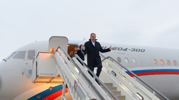 Sergej Lavrov izlazi iz aviona po sletanju u Beograd. - Sputnik Srbija