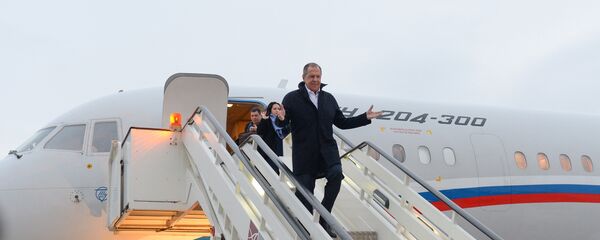 Sergej Lavrov izlazi iz aviona po sletanju u Beograd. Sergej Lavrov izlazi iz aviona po sletanju u Beograd. - Sputnik Srbija