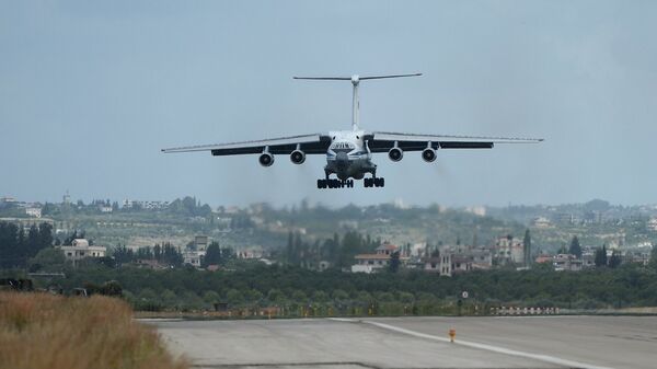 Ruski avion Il-76 sleće na vojnu bazu Hmejmim u Siriji - Sputnik Srbija