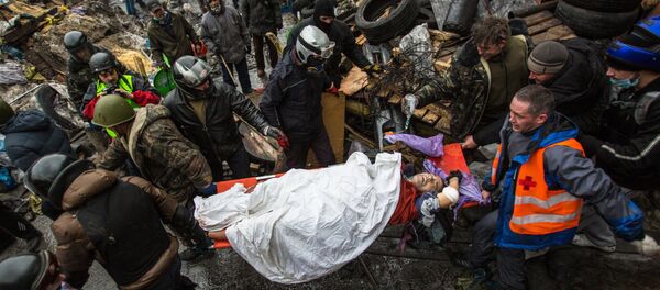 Присталице опозиције носе рањеника током сукоба демонстраната и припадника полиције на Тргу независности у Кијеву 20. фебруара 2017. Присталице опозиције носе рањеника током сукоба демонстраната и припадника полиције на Тргу независности у Кијеву 20. фебруара 2017. - Sputnik Србија