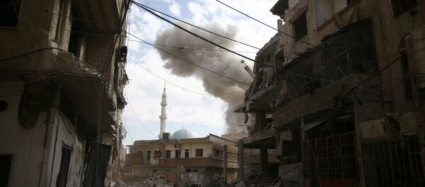 Dim se vije iz sirijskog grada Hamurijeh u Istočnoj Guti koji je pod opsadom naoružanih formacija Dim se vije iz sirijskog grada Hamurijeh u Istočnoj Guti koji je pod opsadom naoružanih formacija - Sputnik Srbija