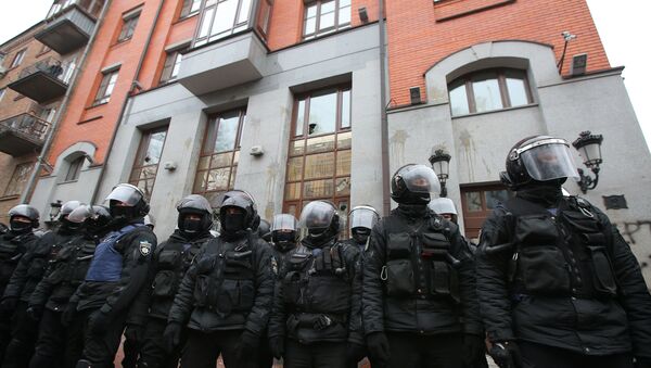 Припадници интервентне полиције испред зграде Россотрудничества у Кијеву током напада екстремиста - Sputnik Србија