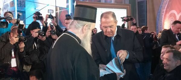 Митрополит Црногорско приморски Амфилохије мимо протокола уручио поклон Лаврову - Sputnik Србија